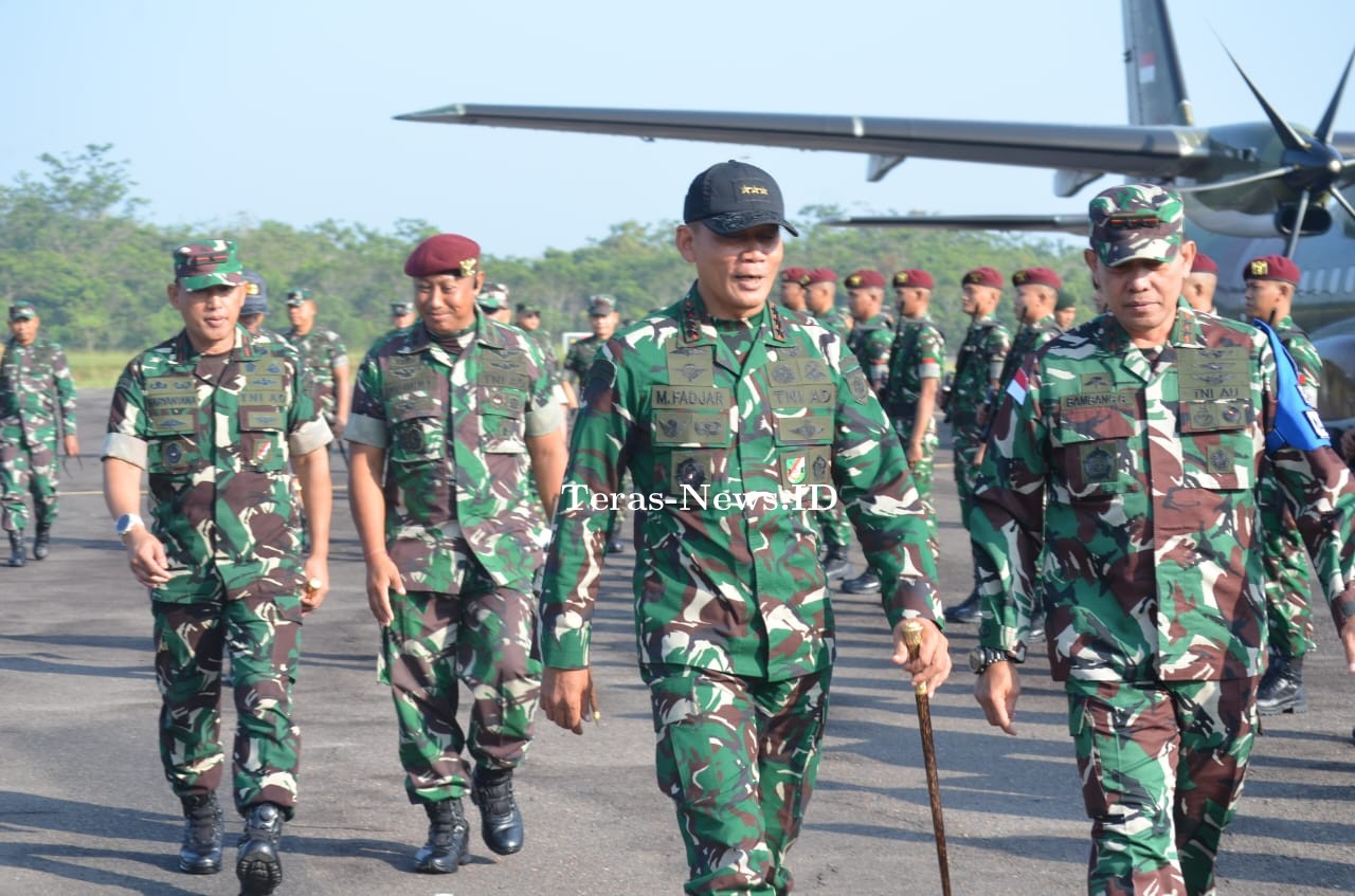Dandim 0427/Way Kanan Sambut Kedatangan Pangkostrad Di Lanud Gatot Soebroto, Way Tuba